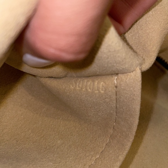 Manhattan Handbag Monogram Canvas GM - Picture 4 of 11